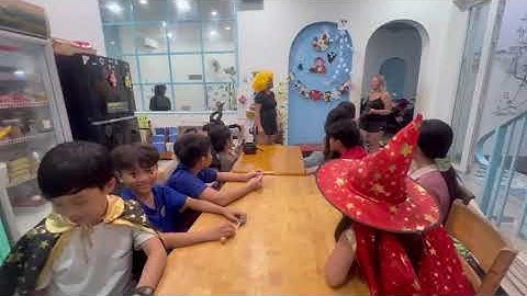 Tiếng Anh Giao Tiếp Phan Thiết: Students practice talking about Halloween