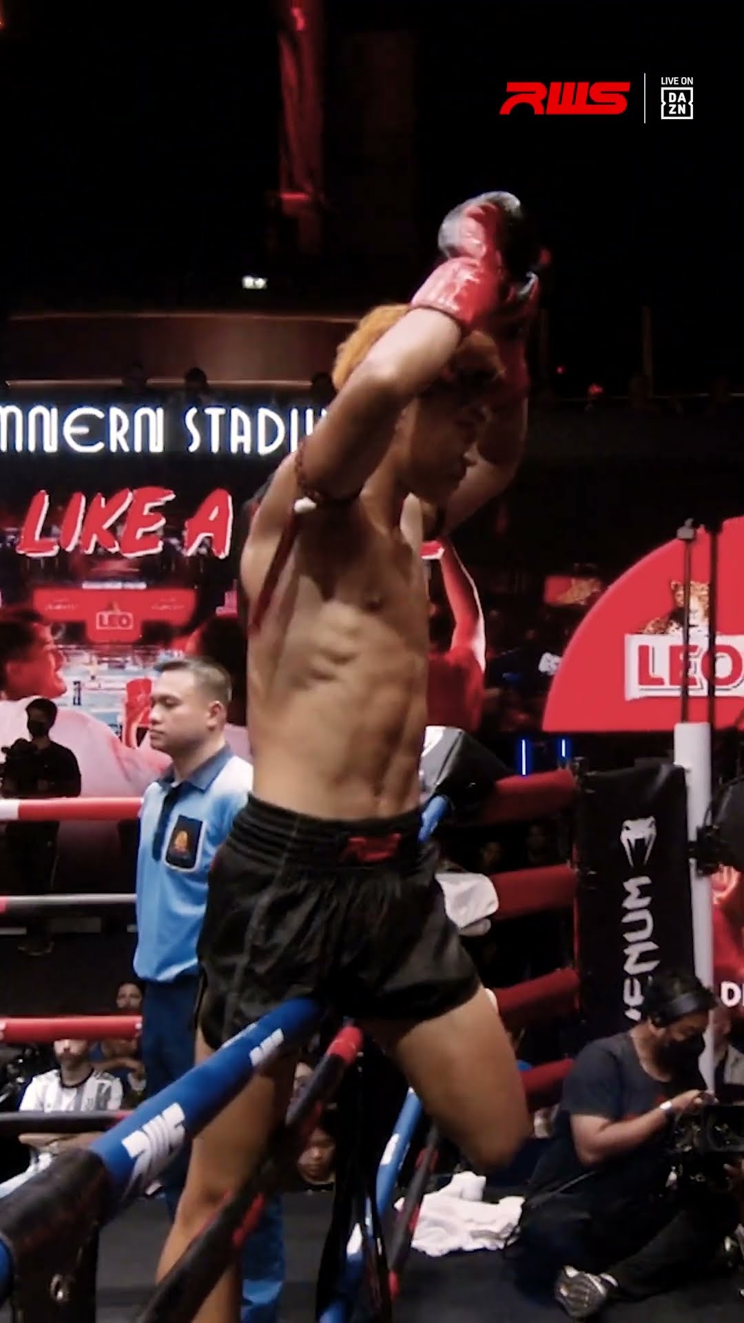 HAVE YOU EVER SEEN A WAI KRU LIKE THIS?! ?