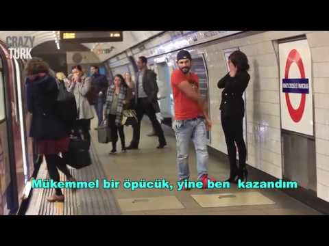 Metroda İngiltere de Kızlarla Öpüşme Cezalı Oyun Part #8