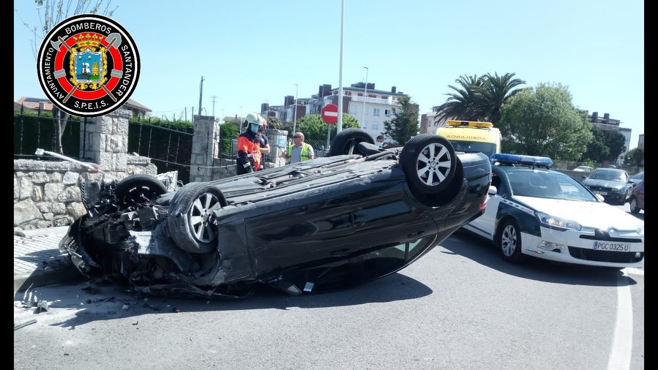 Vuelca un coche en Soto de la Marina y un camión lo graba