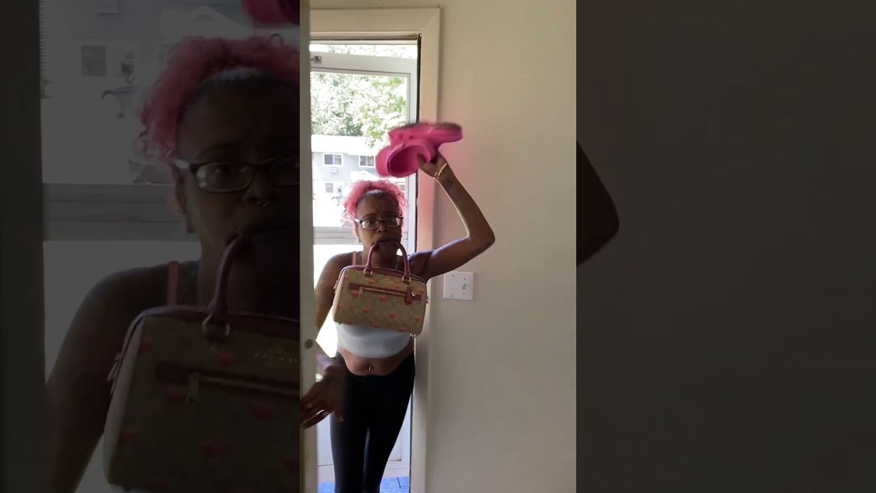 Texting My Girlfriend She Coming Over To See Her Reaction 😂😂 