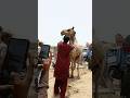 ويظهر القرويون وهم يحاولون تهدئة الجمل بغضب ويظهر القرويون وهم يحاولون تهدئة الجمل بغضب
