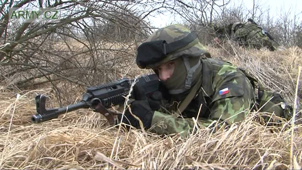 První pomoc v boji - AČR cvičí ošetření raněného a jeho evakuaci zdravotnickým Pandurem