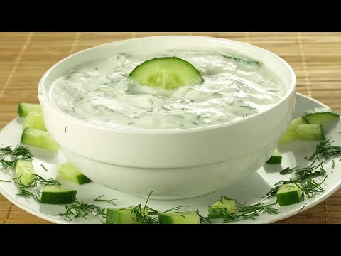 سلطة الزبادي بالخيار طبق أساسي مع المشويات