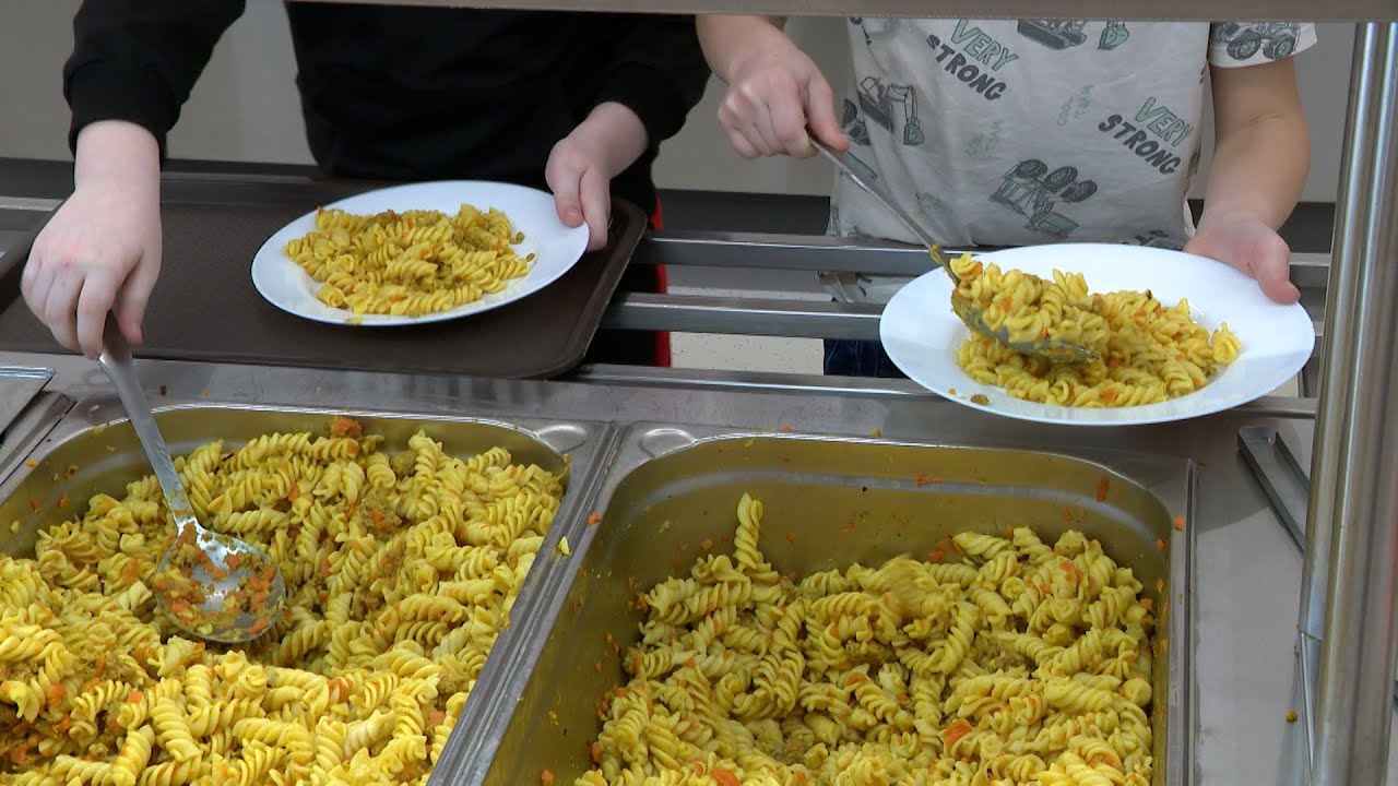 Kā notiek pusdienu gatavošana un arī - pasniegšana skolu ēdnīcās?