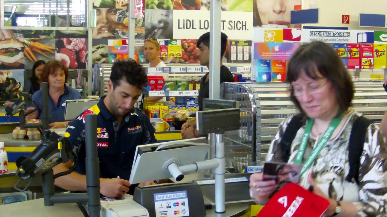 Ricardo Schreibt Im Lidl Hinter Der Kasse Autogramme Youtube