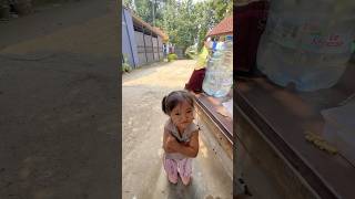 Adek casil ketakutan ada bebek