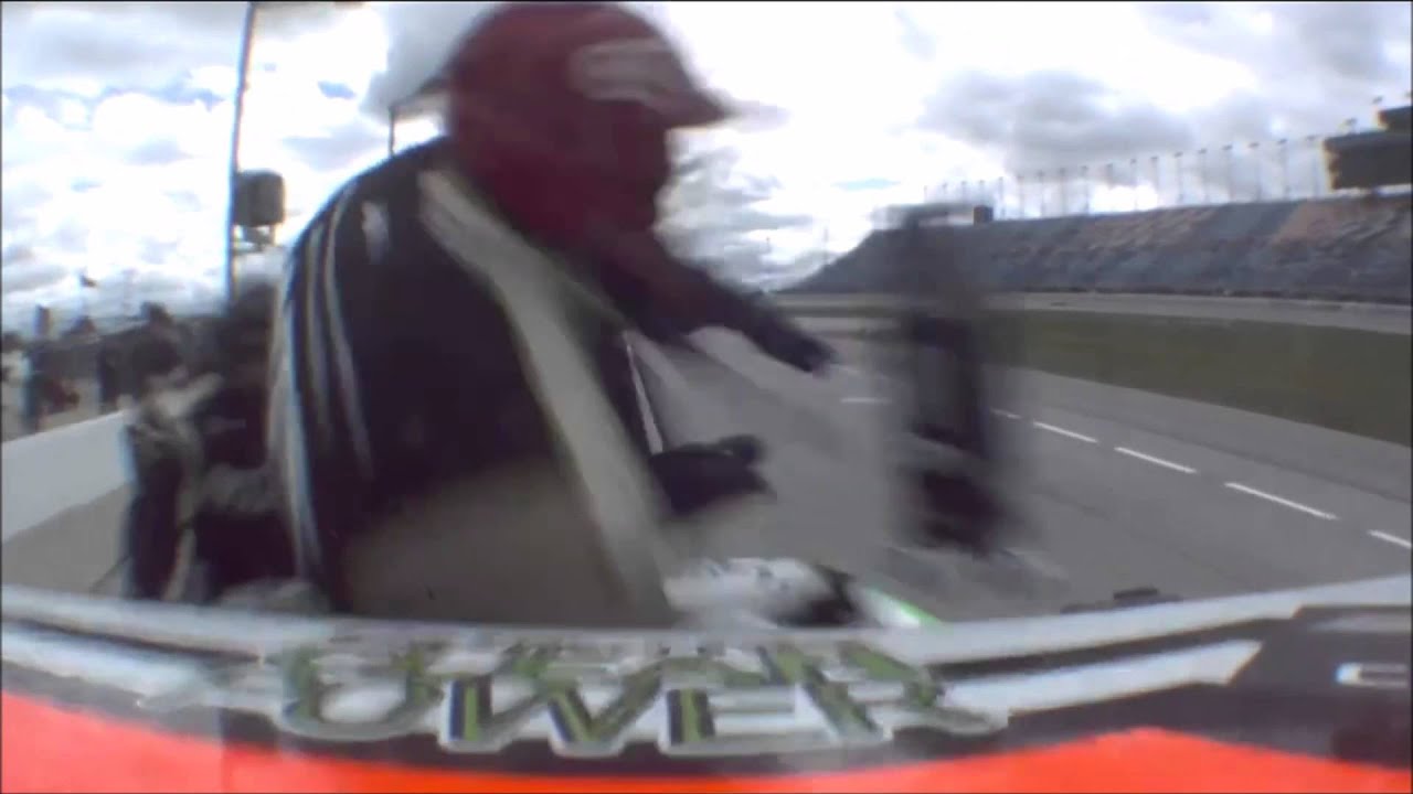 race traduccion Daniel Hemric hits pit crew member on pit road| 2015 NASCAR Trucks at Chicagoland