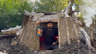 Construindo um Abrigo Secreto e Quente Sob uma Árvore Caída | Bushcraft e Sobrevivência