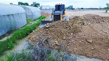 SHANTUI DH17C2 Dozer Dominates Landfills & Stone Pushing with Dump Trucks