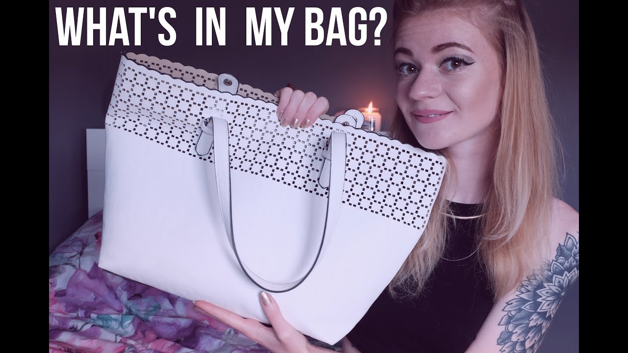 WHAT'S IN MY BAG?! | AMY WARREN