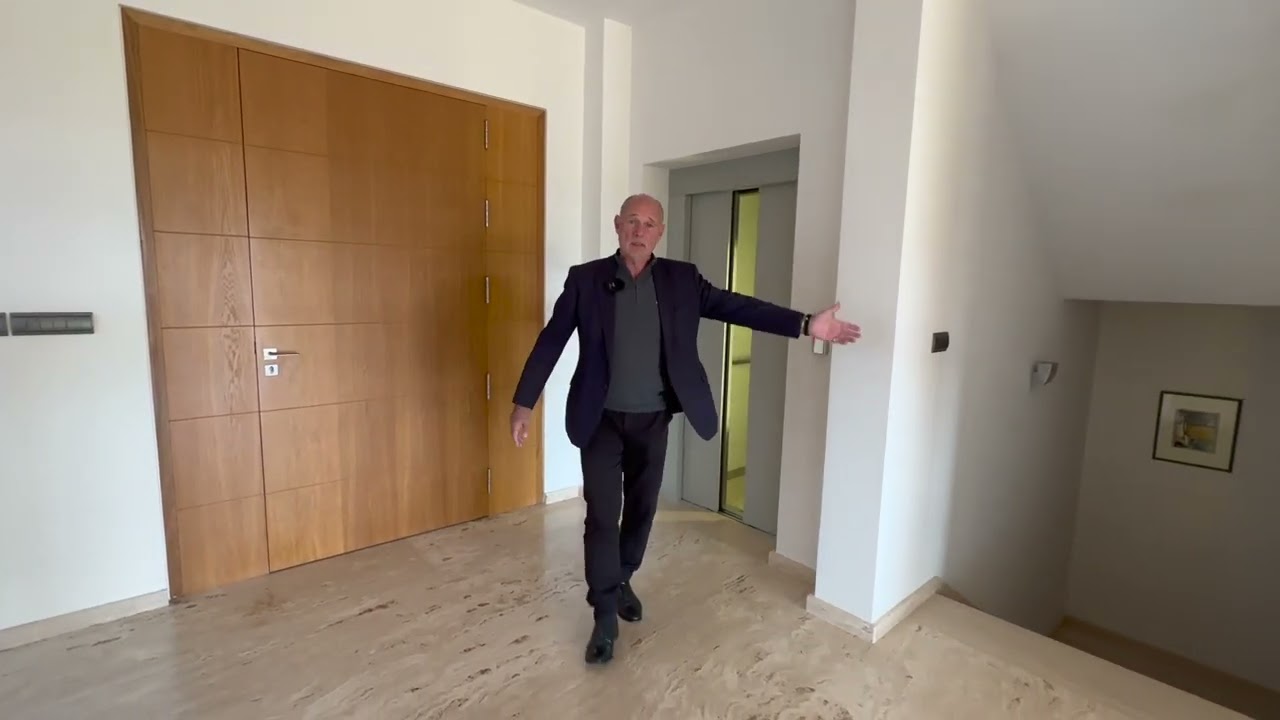 Property tour of a Luxury Mansion by Charles Gubbins