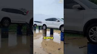 Fenomena Mobil Dinaikkan ke Atas Penyangga