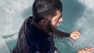 Man Swim in Extreme Cold Water || WooGlobe Resimi