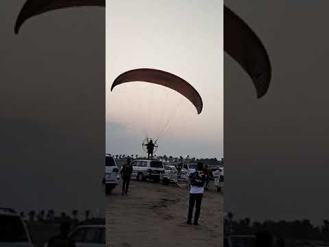 طيار شراعي فوق السيار