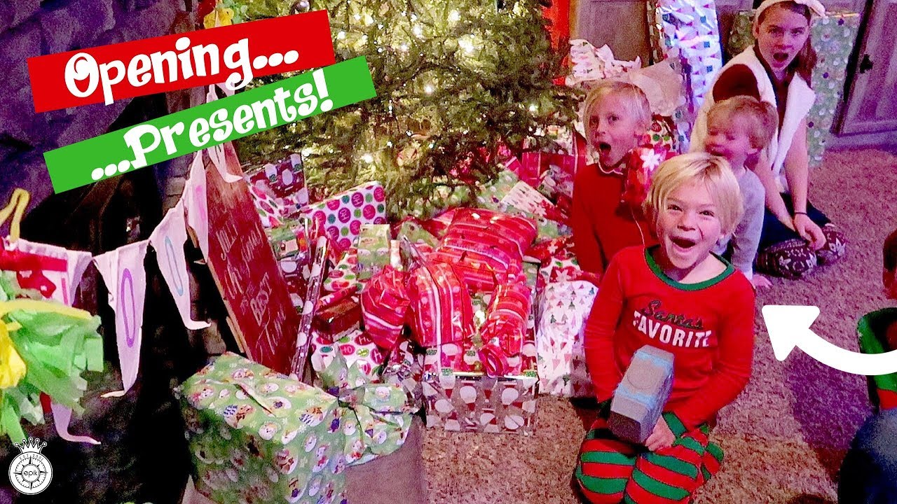 CHRISTMAS MORNING SPECIAL 2017 OPENING PRESENTS BRINGS EXCITEMENT!