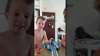 Маленький Макс делает обзор на Мировой самолет. Суперкрылья