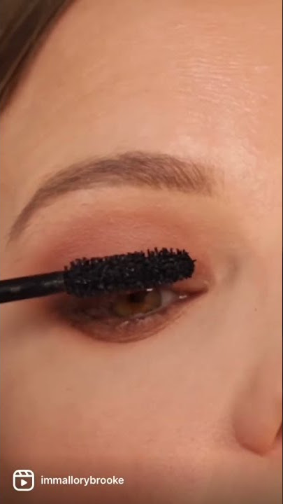 How to use the CRÉATION EXCLUSIVE OMBRE PREMIÈRE from the COLLECTION  HOLIDAY 2020 – CHANEL Tutorials 