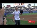 Cristiano Ronaldo domina la pelota con Yasiel Puig
