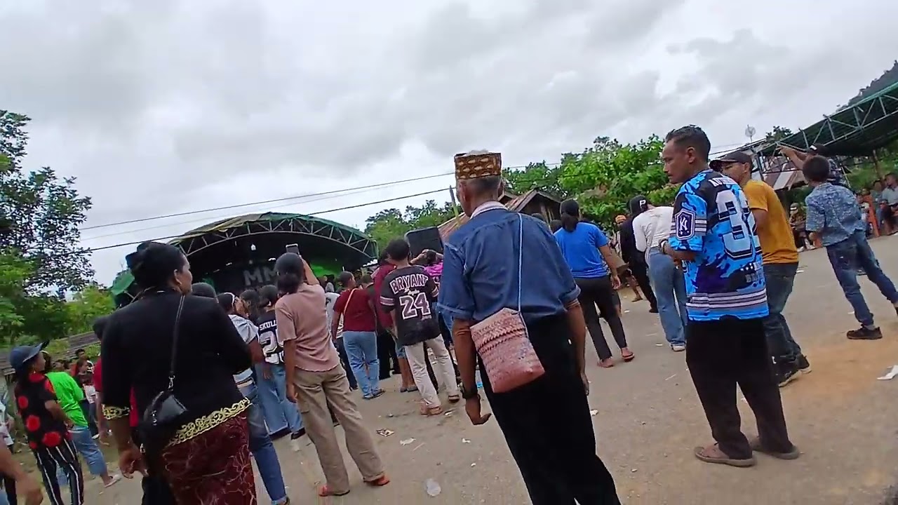 Orang2 lagi pada ganjur nikahan selamet dan ribi di desa penyomban 