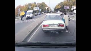 В Мукачеві дівчина випала на ходу з автомобіля - Depo.ua