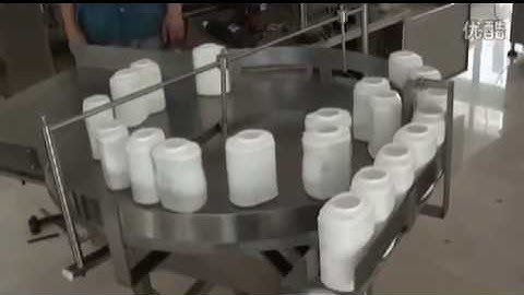 Automatic bottle feeding and accumulation turntable for bottles in feed and discharge