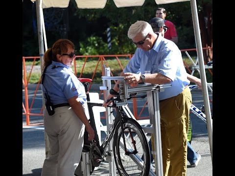 Video tutorial: comisarios controlando bicicletas de carretera según las normas de la UCI