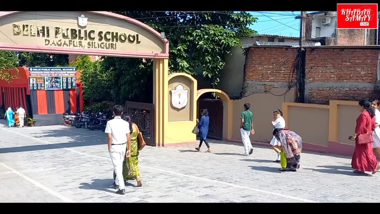 Толпа собралась в Делийской государственной школе — Дагапур!