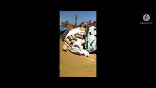 انقلاب شاحنة تحمل 25 طن من غلال القمح A truck carrying 25 tons of wheat overturned