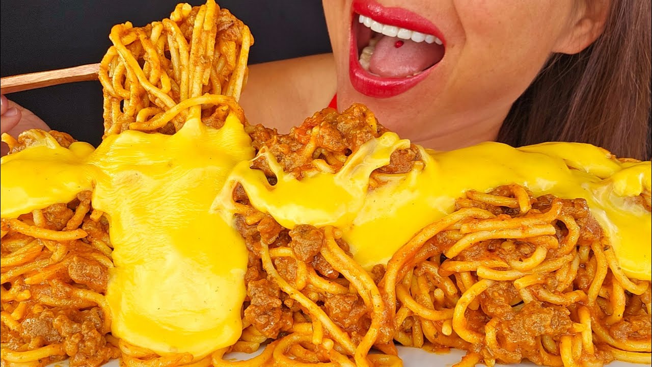 EATING CHEESY SPAGHETTI!  BIG GIANT BITES!  ASMR MUKBANG OMAD GOOD EATING