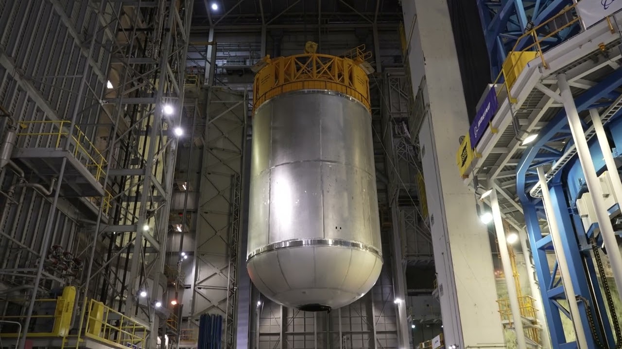 Crews Lift SLS Liquid Oxygen Tank into Cell D at NASA Michoud