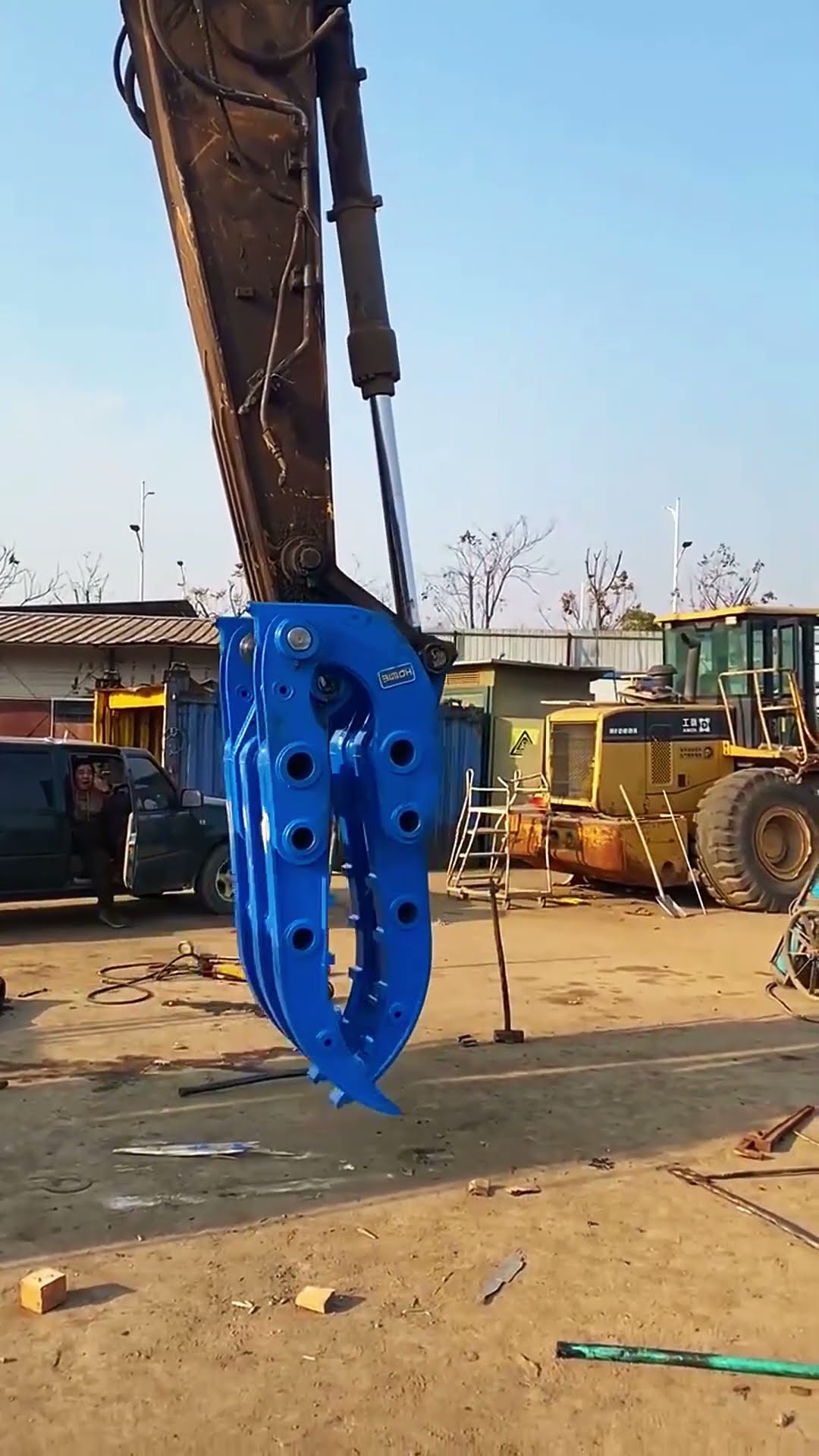 Hydraulic claw for grasping steel- Good tools and machinery make work easy
