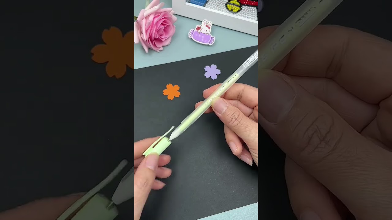 The pen-shaped dot glue stick bought by my mother is really easy to use #craft #viral #art