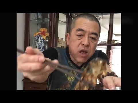 东北大哥吃五花肉，一口一大块，网友：大哥这么吃肉不觉得腻吗