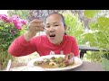 ตำถั่วลันเตากินแซ่บๆในดงดอกไม้ฟินๆ