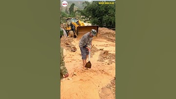 Kinh hoàng khoảnh khắc đồi sạt lở như thác ở Đắk Lắk, người dân tháo chạy