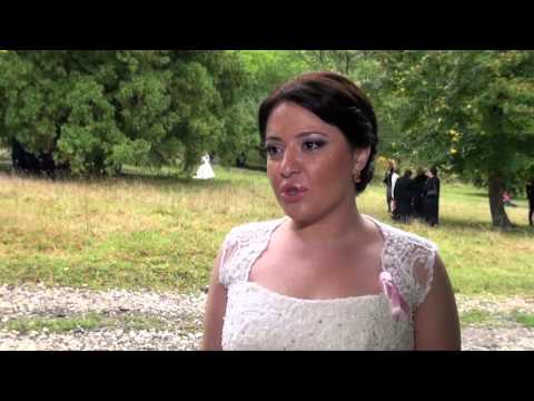 თეთრ კაბებში გამოწყობილი ჟურნალისტების მსვლელობა