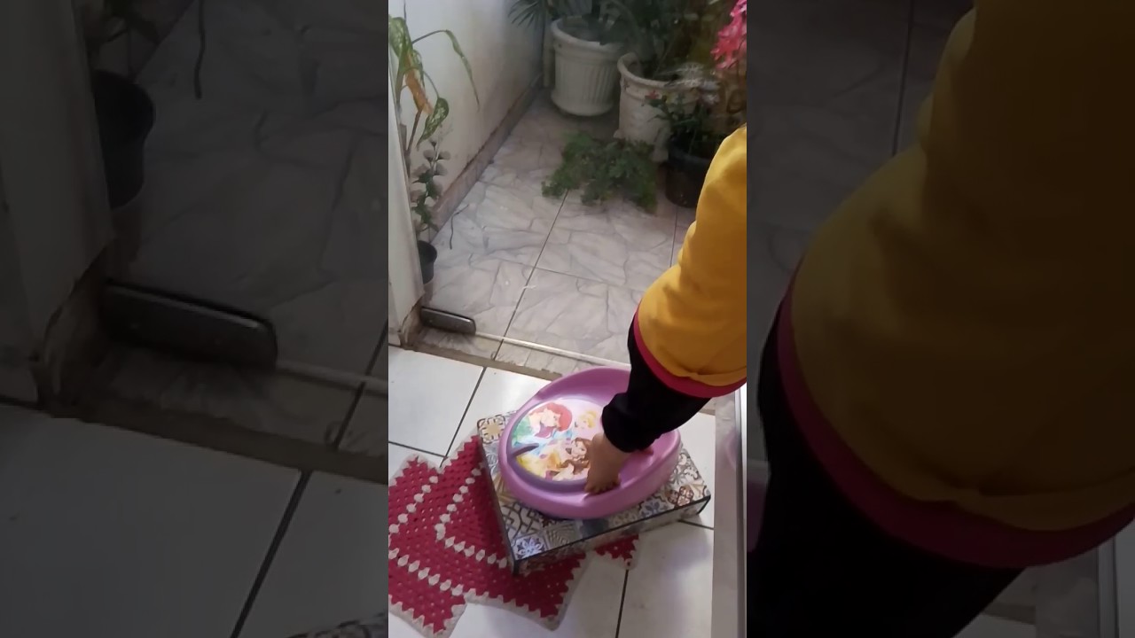 Criança fazendo xixi no piniquinho YouTube Criança fazendo xixi no piniquinho YouTube
