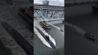 2.6B Submarine Navigates The Thames River