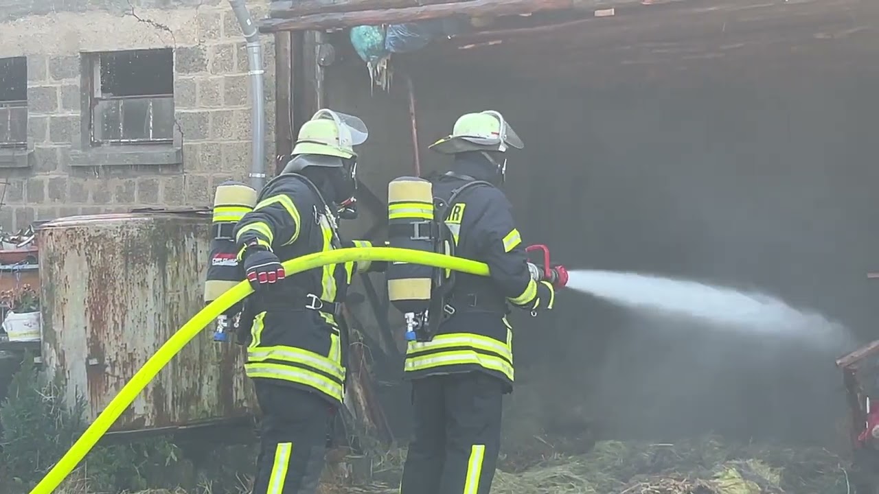 Großeinsatz in Buch/ Hunsrück: Zwei Häuser und zwei Schuppen in Vollbrand