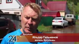 Потоп в Бугульме: люди передвигаются по городу на лодках Потоп в Бугульме: люди передвигаются по городу на лодках