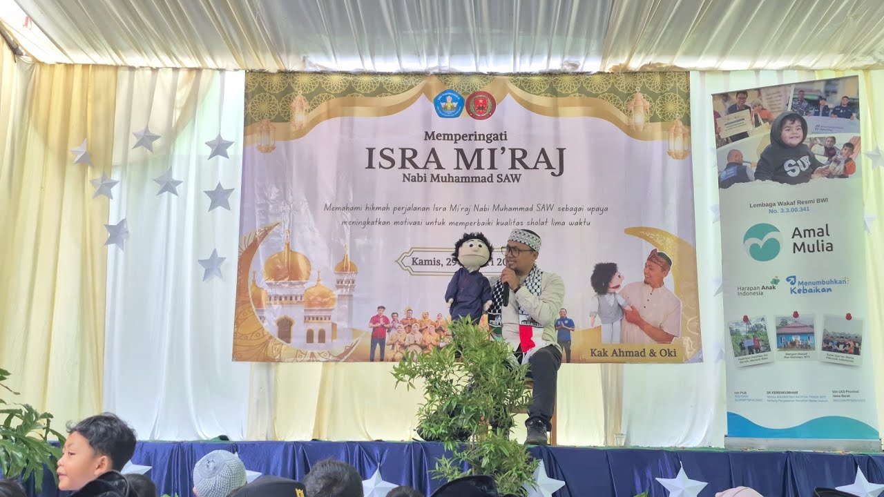 Kak Ahmad dan Oki di SDN Tanjungsari IV