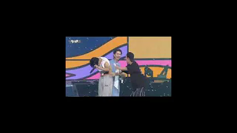 😄🤭The way he correct his t-shirt#svt #dk #mingyu