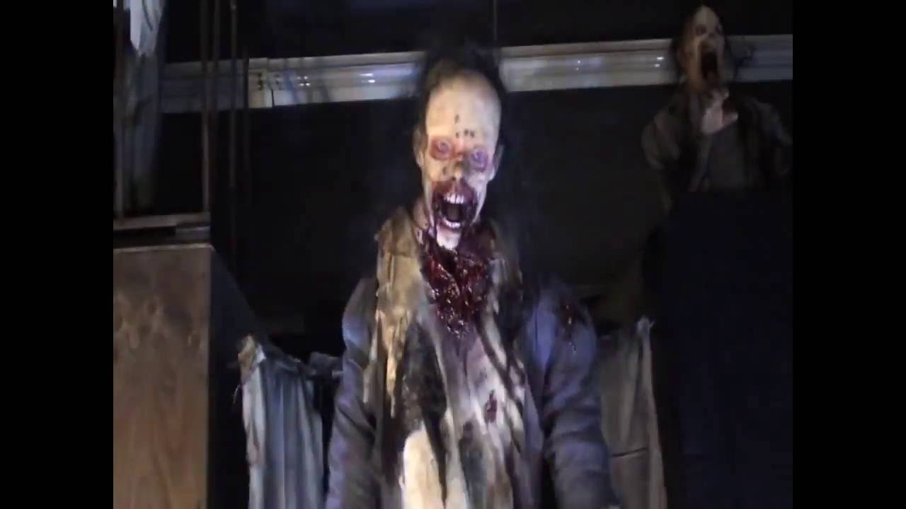 Curtain Zombie Leaper - Zombie Halloween Prop