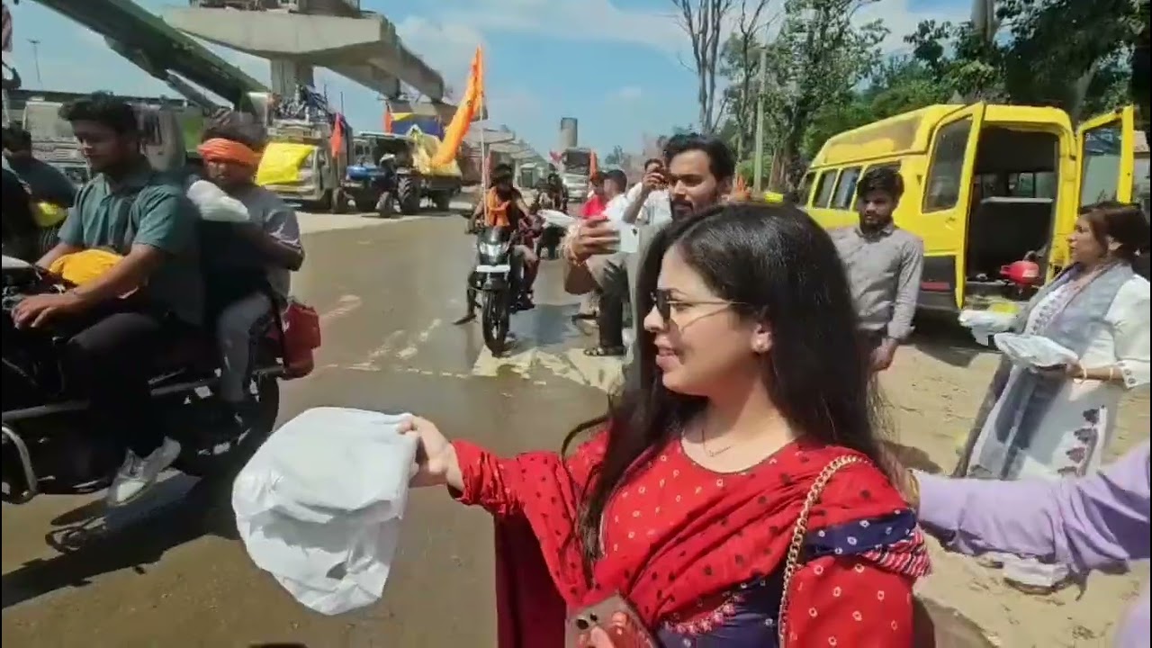 प्रज्ञा अस्पताल प्रबंधन ने शिव भक्तों को फल और खाना वितरण किया