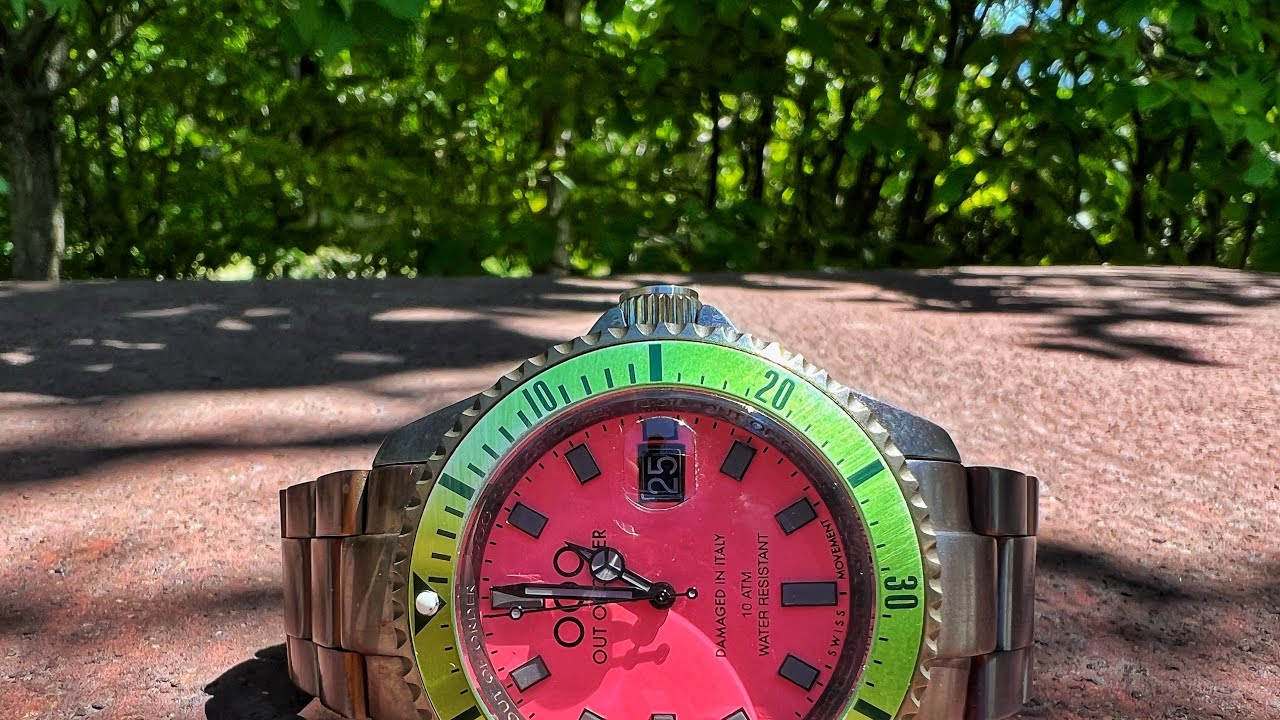 Montre Homme Out Of Order 'Casanova Pastèque' - Boîtier Rose Acier 44mm, Cadran Vert, Quartz, étanche 100m, Neuve