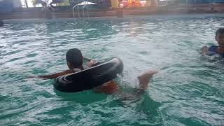 Bocil Berenang Gozila Tidak Kelihatan