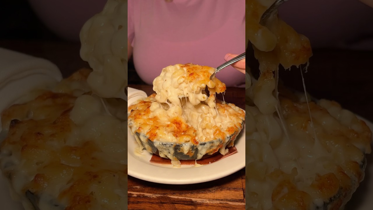 The BEST MAC & CHEESE IN NYC?! 🧀🤯🤤 SKILLET MAC from The Smith! Who’s hungry?? #DEVOURPOWER