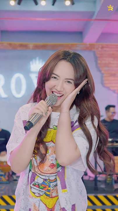 Oh dek berondong muda Apakah mau jadi pacar dinda ( HAPPY ASMARA - TIA MONIKA )