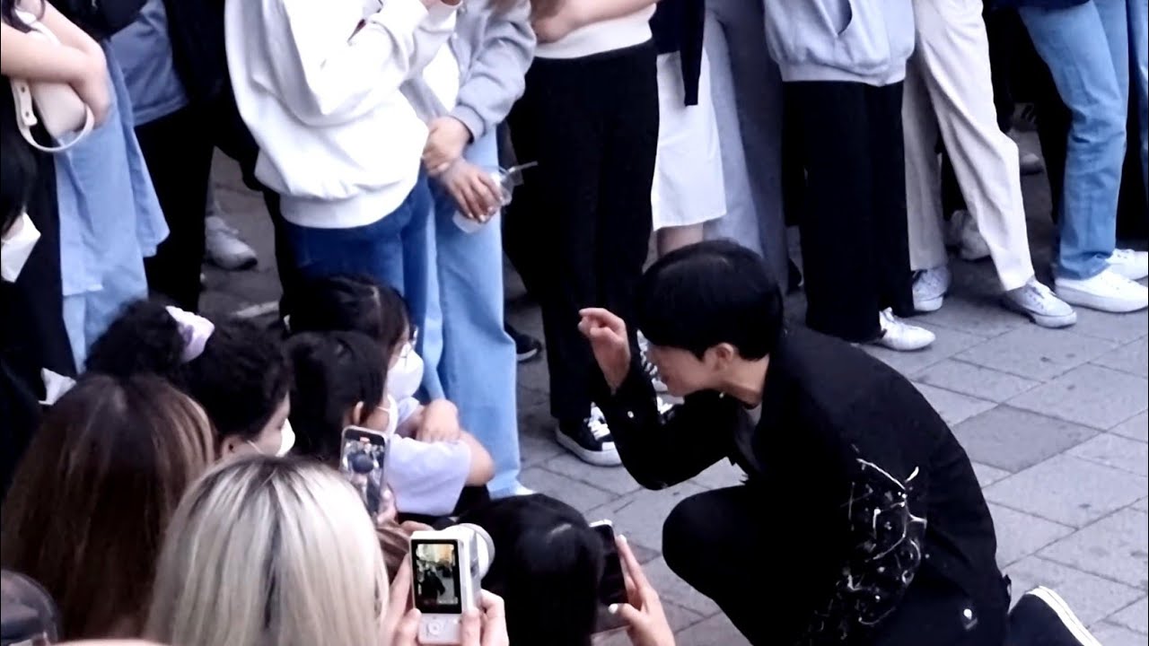 THURSDAY. AQA, LEE TAEYOUNG. PRESENTING DYNAMIC SUPERB PERFORMANCE. HONGDAE STREET.